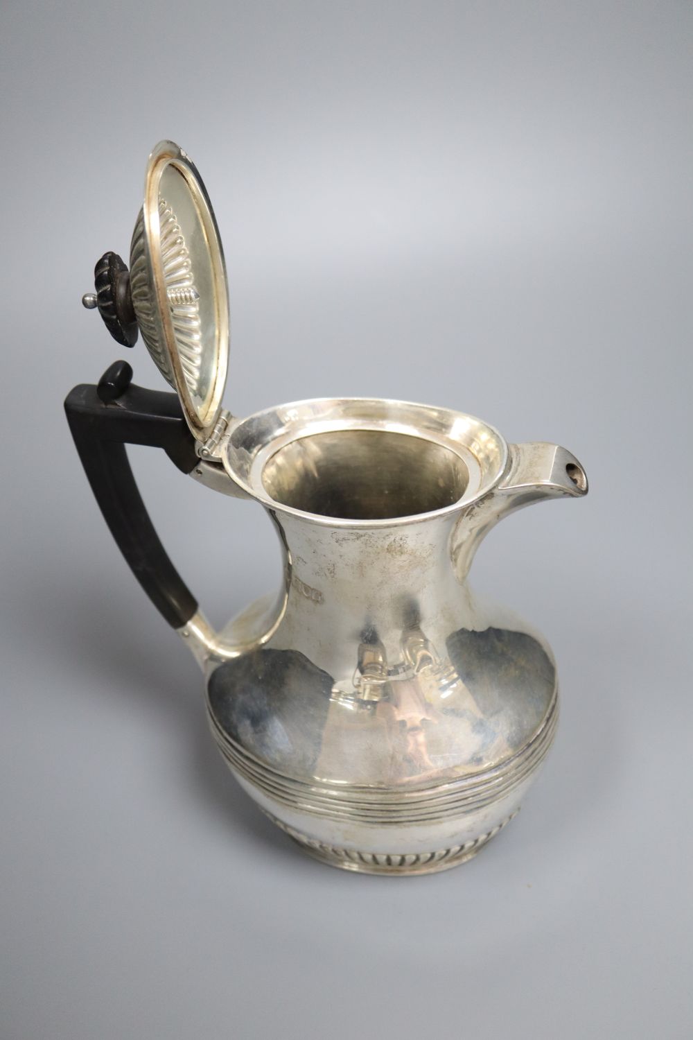 A matched late 19th/early 20th century demi-fluted silver three piece tea set, Sheffield, 1899 & London, 1901, gross 21.5 oz.